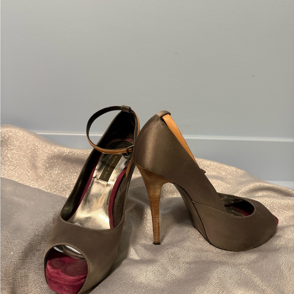 Elegant grey satin Peep-Toe Heels with purple suede detail